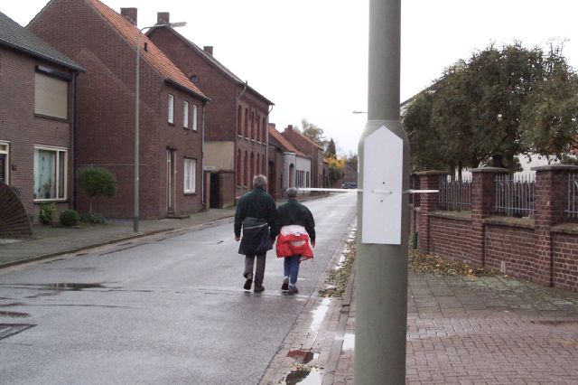 Wandelaars volgen route door Dieteren door pijlen te volgen