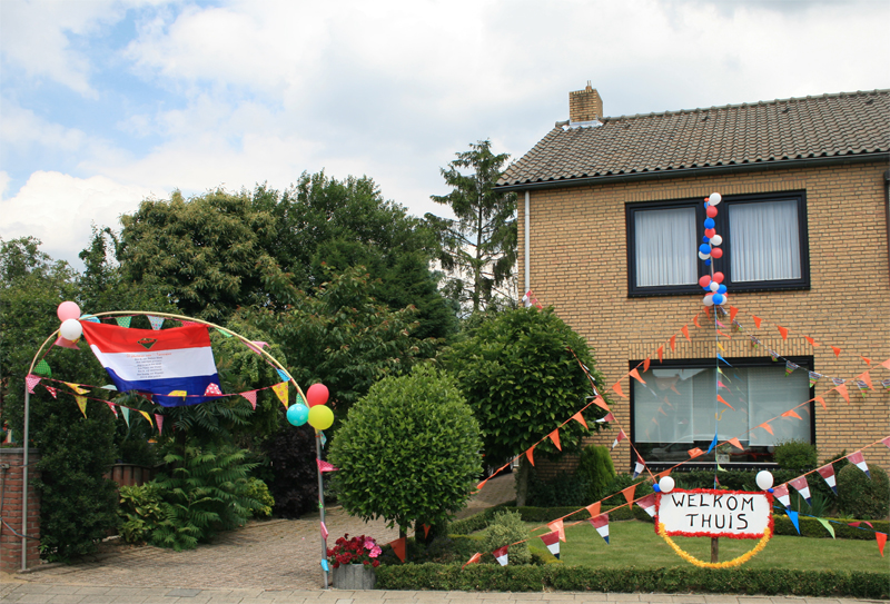 Huis versierd voor thuiskomers