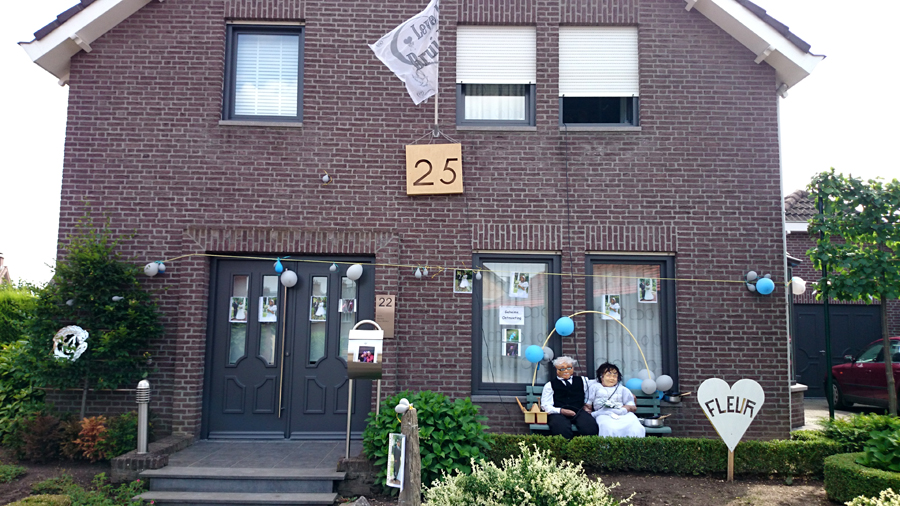 De versierde woning van Henk en Marlies naar aanleiding van hun 25 jarig huwelijk.