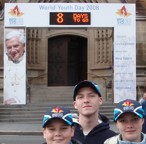 In Sydney voor de Kathedraal met informatiebord dat aantal dagen aangeeft vooraleer paus arriveert