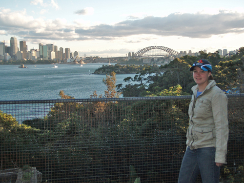 Marie Thérèse in Sydney met op achtergrond centrum, harborbridge is duidelijk te zien.